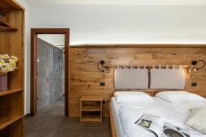 蒙特普齐亚诺Tuscany Living - Terra Antica的卧室里有一张床，墙是木的
