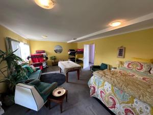 ein Schlafzimmer mit einem Bett und ein Wohnzimmer in der Unterkunft Character on Capell large house perfect for extended family in Lake Hawea