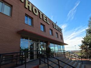 una señal de hotel en el lateral de un edificio en Hotel Saylu, en Granada