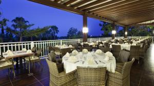 een restaurant met witte tafels en stoelen op een balkon bij CLUB GRAND SIDE in Side