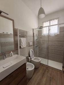 ヴェネツィアにあるCasa Sabotinoのバスルーム(トイレ、洗面台、鏡付)