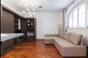 een woonkamer met een bank en een keuken bij Tricolore - Sottocorno Charme Loft in Milaan