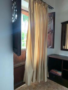 cortina en una habitación con ventana en Hotel el regidor, en Buga