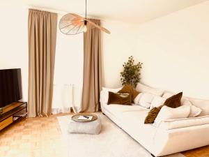 A television and/or entertainment centre at Appartements BERGTRAUM