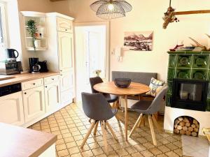 A kitchen or kitchenette at Appartements BERGTRAUM