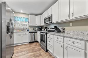 Η κουζίνα ή μικρή κουζίνα στο Renovated Home Perfect for Family