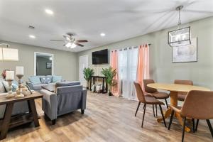 Μια τηλεόραση ή/και κέντρο ψυχαγωγίας στο Renovated Home Perfect for Family