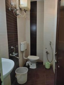 A bathroom at Suprahbat Hotel