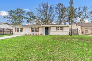 una casa blanca con una valla en un patio en Renovated Home Perfect for Family en Mobile