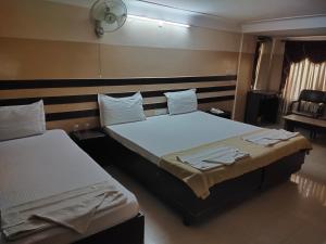 A bed or beds in a room at Suprahbat Hotel
