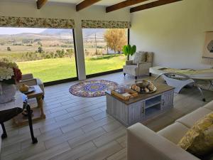 een woonkamer met een bank en een tafel bij Valley View Eco Country Estate - Paradise in the Winelands in Villiersdorp