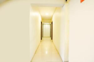 新孟買的住宿－FabExpress Kuber，白色墙壁的办公楼里空的走廊