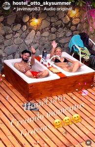 een man en een vrouw zitten in bad bij OTTO SKY & SUMMER in Bariloche