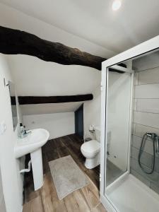 e bagno con servizi igienici, lavandino e doccia. di By Doors Hostel a Porto