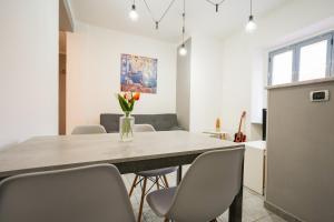 uma cozinha e sala de jantar com mesa e cadeiras em Montalto House em Turim