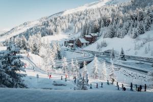 a group of people standing on a snow covered mountain at Hôtel Alpen Ruitor in Méribel