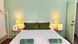 ein Schlafzimmer mit einem großen Bett mit zwei Lampen in der Unterkunft Westminster Apartment in London