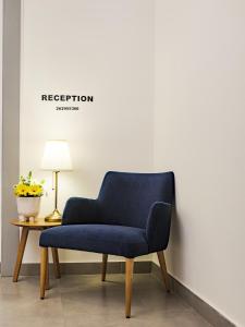 a blue chair next to a table with a lamp at Casa Senhoras Rainhas - Óbidos - by Unlock Hotels in Óbidos