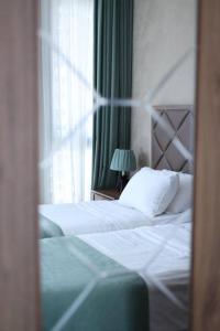 um quarto de hotel com uma cama e uma janela em Boutique Hotel Mimino em Tbilisi