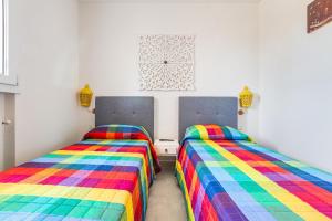 dos camas sentadas una al lado de la otra en una habitación en Tenuta La Cornola by BarbarHouse, en Taurisano