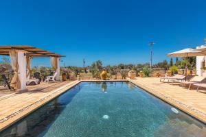 una piscina con terrazza in legno e un piscina con idromassaggio di Tenuta La Cornola by BarbarHouse a Taurisano