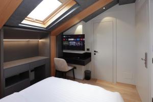 TV a/nebo společenská místnost v ubytování Gremmy Boutique Hotel