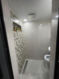 La salle de bains est pourvue d'une douche et de toilettes. dans l'établissement Old Gyumri, à Gyumri