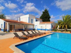 une villa avec une piscine et des chaises longues dans l'établissement Quinta do Lamy - Privat Pool & BBQ & Garden & Privacy & Beach & Benagil, à Lagoa