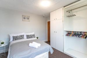 - une chambre avec un lit et une armoire blanche dans l'établissement May Disc - Long Stay - Contractors, à Bristol