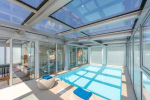 uma piscina interior num edifício com janelas de vidro em Penthouse Boa Vista - Private Pool & Sea Views na Nazaré