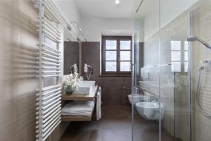 蒙特普齐亚诺Tuscany Living - Terra Antica的带水槽、马桶和淋浴的浴室