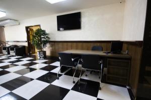 Uma TV ou centro de entretenimento em Bogari Hotel
