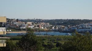 - une vue sur une ville avec une rivière et des bâtiments dans l'établissement Great value 5 mins to Praia de Rocha beach, à Portimão