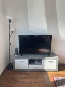 un centro di intrattenimento con TV a schermo piatto di Düs Apartment 2 a Dusseldorf