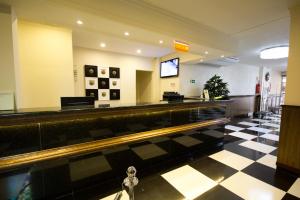 Uma TV ou centro de entretenimento em Bogari Hotel