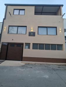 um edifício com duas portas de garagem e um sinal nele em Apartments Victory em Kavadarci