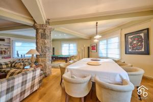 a dining room with a table and chairs and a pool table at Casa Torre de les Àligues in Bellver de Cerdanya 