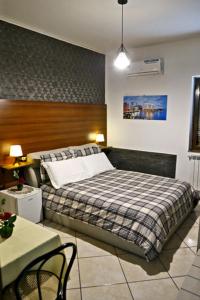 - une chambre avec un lit, une table et une table dans l'établissement Villa Nancy Affittacamere, à Cimitile