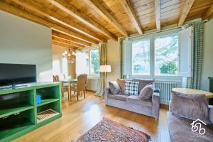 a living room with a couch and a tv at Casa Torre de les Àligues in Bellver de Cerdanya 