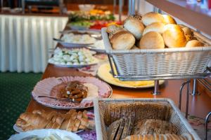 um buffet de pão e produtos de pastelaria numa mesa em Zespół Tatry - Hotel Tatry i Budynek Turystyczny em Murzasichle