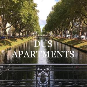 un cartel que lee apartamentos Dus en un canal en Düs Apartment 1, en Düsseldorf