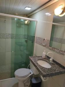 een badkamer met een toilet, een wastafel en een douche bij VIVENDA JUAREZ in Viçosa do Ceará