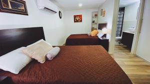 Pokój hotelowy z łóżkiem i łazienką w obiekcie Estudio zona 13 Aeropuerto w mieście Gwatemala