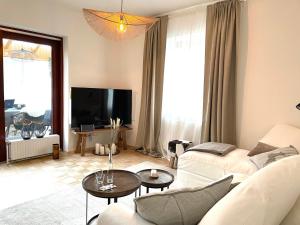 A television and/or entertainment centre at Appartements BERGTRAUM