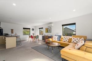 sala de estar con sofá y mesa en Sun Soaked Escape - Cromwell Holiday Home, en Cromwell