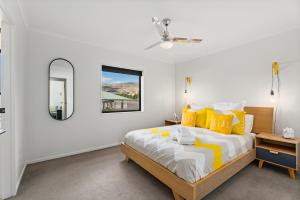 En eller flere senger på et rom på Sun Soaked Escape - Cromwell Holiday Home