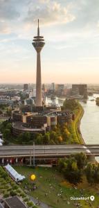 Blick auf einen Turm mit Fluss und Stadt in der Unterkunft Düs Apartment 1 in Düsseldorf