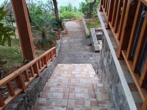 a walkway leading up to a house at CASA TRIBU in San Antonio Palopó