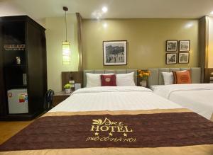Postel nebo postele na pokoji v ubytování Art Hotel Ha Noi