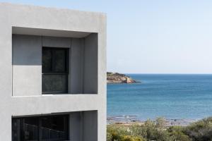 スーニオにあるCape Sea View Residence at Sounioの建物から海の景色を望めます。